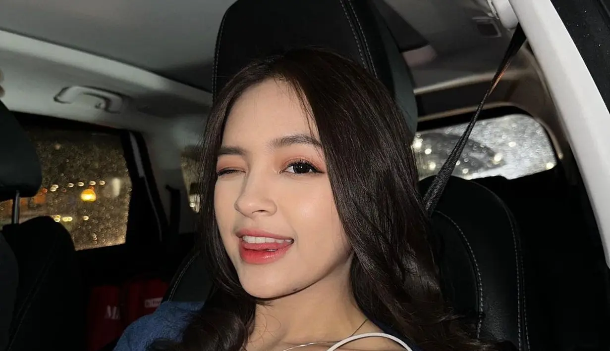 Kini ia kerap muncul di layar kaca menjadi co-host atau presenter. Ia dikenal punya pembawaan yang lucu dan imut. [Instagram/elsaajapasal]