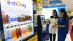 Pengunjung mencoba mesin top up Mandiri e-money di gerai Bank Mandiri pada event IBD Expo 2016 di Jakarta, Kamis (8/9). Hingga Juli 2016, terdapat 7,9 juta kartu berlogo Mandiri E-Money yang telah diterbitkan. (Liputan6.com/Fery Pradolo)
