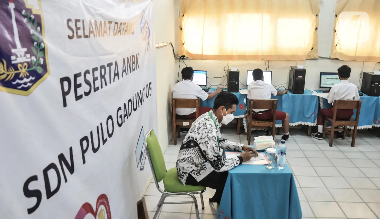 Guru saat mengawasi berlangsungnya kegiatan Asesmen Nasional Berbasis Komputer (ANBK) di SDN Pulogadung 05 Pagi, Jakarta Timur, Selasa (25/10/2022). Kementerian Pendidikan Kebudayaan Riset dan Teknologi (Kemendikbud Ristek) secara serentak menggelar ANBK 2022 tingkat SD/MI atau sederajat yang bertujuan untuk melihat kemampuan sekolah secara keseluruhan dalam pelaksanaan pendidikan, dan tujuan akhirnya adalah untuk peningkatan mutu sekolah. (meradeka.com/Iqbal S. Nugroho)