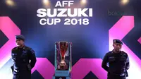 Polisi berjaga dekat trofi Piala AFF Suzuki Cup 2018 di Hotel Mulia, Jakarta, Rabu (2/5/2018). Indonesia berada satu grup dengan Thailand, Singapura dan Filipina. (Bola.com/Nick Hanoatubun)