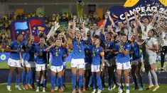 Para pemain Brasil merayakan kemenangan dalam pertandingan sepak bola final Copa America putri melawan Kolombia di Bucaramanga, Kolombia, 30 Juli 2022. Brasil menang 1-0. (AP Photo/Dolores Ochoa)