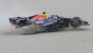Pembalap Red Bull asal Belanda, Max Verstappen, tergelincir keluar lintasan saat sesi kualifikasi Grand Prix Formula Satu Australia di Albert Park, Melbourne, Australia, Sabtu, 7 Maret 2026. (AP Photo/Asanka Brendon Ratnayake)