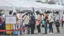 Warga melakukan pemeriksaan kesehatan gratis oleh tim medis kesehatan dari Kapal RS Peace Ark milik Tentara Pembebasan Rakyat China (PLA) di kawasan JICT 2 Tanjung Priok, Jakarta Utara, Selasa (15/11/2022). Layanan pengobatan gratis ini berlangsung hingga 18 November 2022 dan mampu melayani 500 warga tiap harinya. (merdeka.com/Iqbal S. Nugroho)