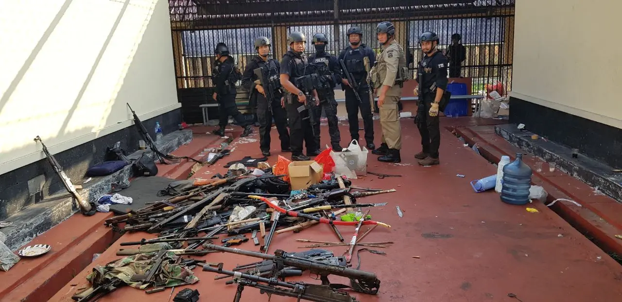 Puluhan senjata api yang disita dari tahanan teroris di Mako Brimob, Kelapa Dua, Depok, Jawa Barat (istimewa)