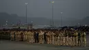 Para anggota pasukan khusus Saudi melaksanakan salat Maghrib sebelum parade militer sebagai persiapan pengamanan ibadah haji, di Mekah, Arab Saudi, Kamis 21 Mei 2026. (AP Photo/Altaf Qadri)