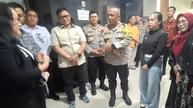 Kapolda Jawa Barat, Irjen Rudi Setiawan bersama Korban Tindak Pidana Perdagangan Orang (TPPO) asal Sukabumi, Reni Rahmawati.