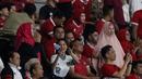 Ekspresi gembira Azizah Salsha (tengah bawah), saat memberikan isyarat cinta kepada suaminya, Pratama Arhan, setelah mencetak gol ke gawang Turkmenistan dalam pertandingan grup K Kualifikasi Piala Asia U-23 2024 yang berlangsung di Stadion Manahan, Solo, Selasa (12/9/2023). (Bola.com/Arief Bagus)