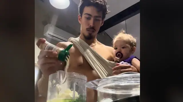 Sambil menggendong Kamari, Papa Dali memasak masakan lezat untuk putri tercinta. (Tiktok Dali.Wassink)