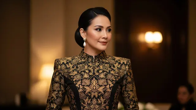 Dress Batik Modern dengan Struktur Bahu