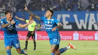 Pemain Persib Bandung, Ciro Alves, melakukan selebrasi setelah mencetak gol ke gawang Bali United pada leg kedua semifinal Championship Series BRI Liga 1 2023/2024 di Stadion Si Jalak Harupat, Soreang, Kabupaten Bandung, Sabtu (18/5/2024). (Bola.com/Abdul Aziz)