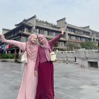 Kota Xi'an terkenal dengan bangunan kunonya, tak heran Ricis dan Nadzira mengabadikan momen kebersamaan dengan berfoto di depan bangunan bersejarah Tiongkok tersebut. Di momen ini Nadzira tampil dengan abaya, sementara Ricis kenakan kaus dan rok. (Liputan6.com/IG/@riaricis1795)