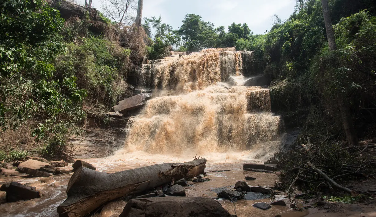Suasana air terjun Kintampo usai insiden tewasnya 20 pelajar di Ghana (21/3). Sebanyak 18 orang tewas di lokasi dan dua lainnya meninggal di rumah sakit. (AFP Photo / Cristina Aldehuela)