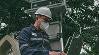Ilustrasi petugas PLN Icon Plus sedang melakukan pemeriksaan jaringan internet untuk meningkatkan keandalan jaringan.