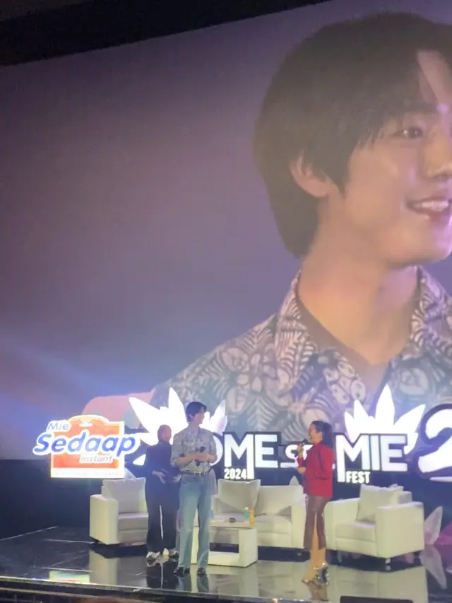 Ahn Hyo Seop saat hadir di Jakarta pakai batik.