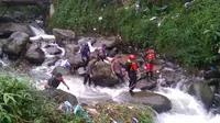 Tim SAR gabungan melakukan pencarian terhadap pelajar asal Kota Depok yang hilang terseret air bah di Curug Kembar, Megamendung atau Puncak Bogor. (Liputan6.com/Achmad Sudarno)