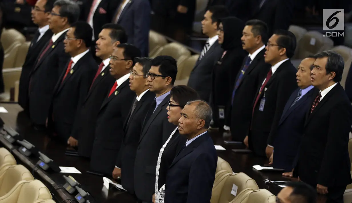 Sejumlah pejabat KPK menghadiri Sidang Paripurna DPR di Kompleks Parlemen, Senayan, Jakarta, Jumat (16/8/2019). Sejumlah bangku terlihat kosong dalam sidang yang beragendakan pidato Presiden Joko Widodo atau Jokowi dan Ketua DPR Bambang Soesatyo tersebut. (Liputan6.com/JohanTallo)
