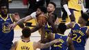 Pebasket LA Lakers Anthony Davis (tengah) berupaya melalui hadangan sejumlah pebasket Golden State Warriors dalam pertandingan NBA di Staples Center,  Los Angeles, California, Amerika Serikat, Senin (18/1/2020). (AP Photo/Jae C. Hong)