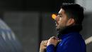 Penyerang Barcelona, Luis Suarez tiba menghadiri sesi latihan tim di Joan Gamper Sports City di Sant Joan Despi (17/12/2019). Barcelona akan bertanding melawan Real Madrid dalam laga El Clasico di Camp Nou. (AFP/Lluis Gene)