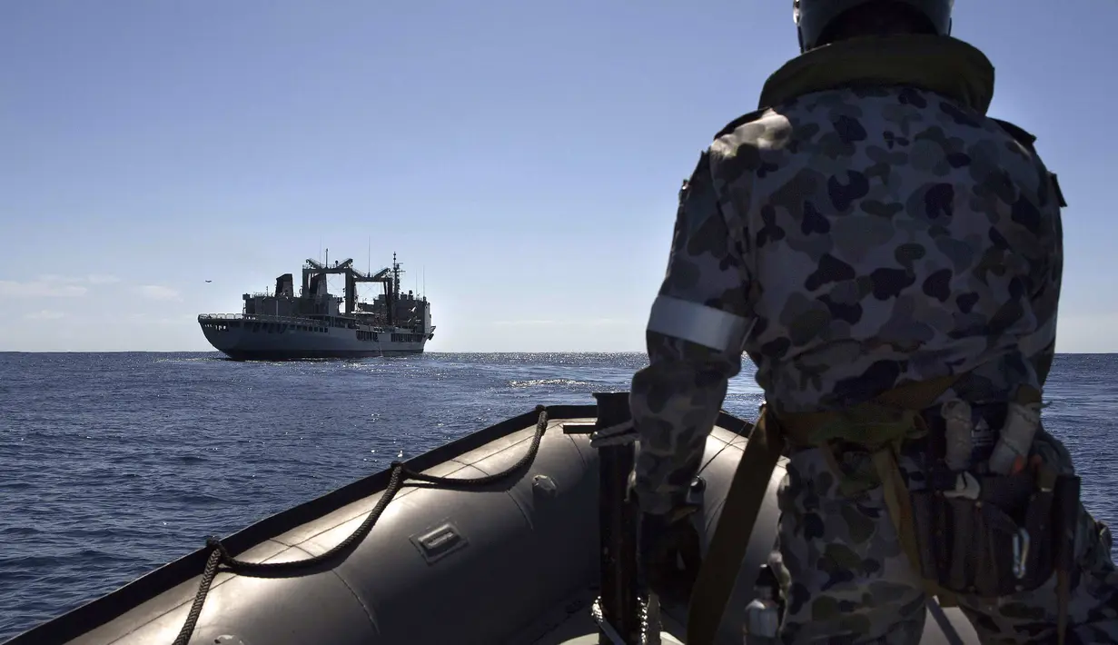 Pemerintah Australia telah mengerahkan Angkatan Lautnya sebanyak 1000 personel untuk mencari puing MH370 tetapi belum juga membuahkan hasil (2/4/2014) (REUTERS/Australian Defence Force).