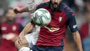 Penyerang Real Madrid, Luka Jovic berebut bola dengan pemain Osasuna, Raul Navas  pada lanjutan pertandingan La Liga di stadion Santiago Bernabeu, Spanyol (25/9/2019). Real Madrid menang 2-0 atas Osasuna. (AP Photo/Bernat Armangue)
