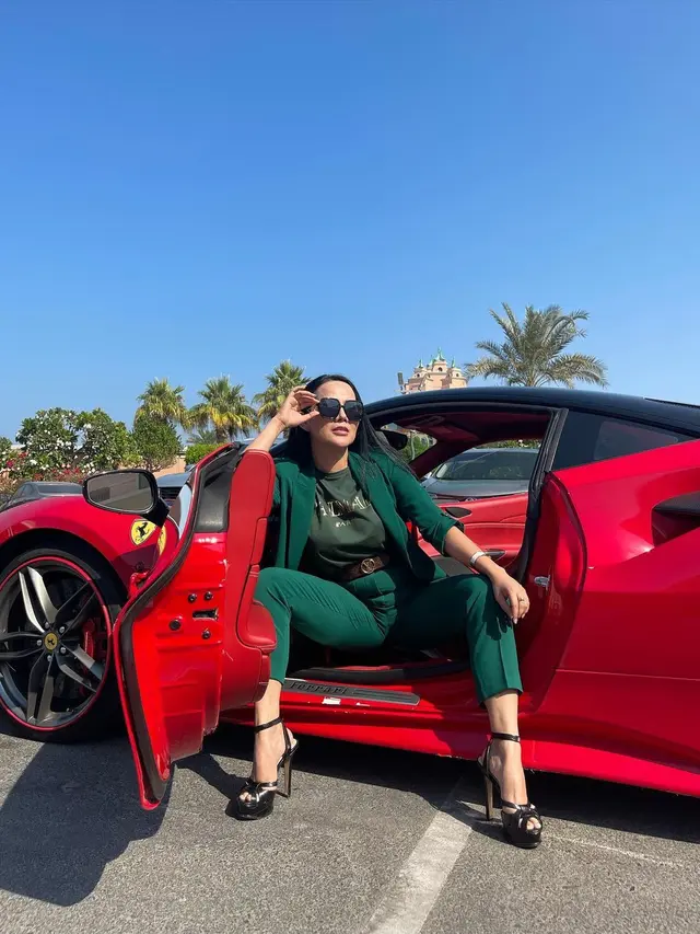Foto Kece Isa Zega Pakai Kacamata Hitam, Sempat Dekat dengan Rizky Billar