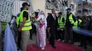Peristiwa ini menghadirkan secercah kegembiraan di tengah situasi kemanusiaan yang penuh tekanan. Tampak dalam foto, pasangan Palestina berpartisipasi dalam upacara pernikahan massal di Kota Hamad, Khan Younis, Jalur Gaza, Selasa 2 Desember 2025. (AP Photo/Abdel Kareem Hana)