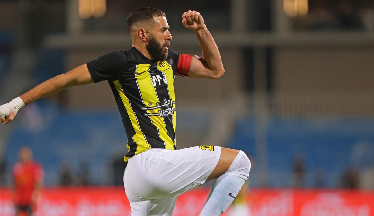 Reaksi penyerang Ittihad #09 Karim Benzema setelah mencetak gol pertama timnya ke gawang Al Riyadh pada pekan ke-3 Liga Arab Saudi 2023/2024 di Prince Faisal bin Fahd Stadium, Jumat (25/8/2023) WIB. (Fayez NURELDINE / AFP)
