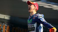 Pembalap MotoGP tim Yamaha, Jorge Lorenzo melakukan selebrasi di atas podium usai sukses menjadi juara dunia MotoGP 2015 di seri terakhir Grand Prix Valencia di Sirkuit Ricardo Tormo di Valencia, Spanyol, Minggu (8/11). (REUTERS/Heino Kalis)