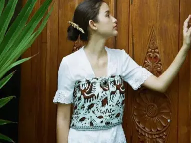 Sarah Menzel, kekasih Azriel Hermansyah merupakan gadis cantik yang tinggal di Bali. Dirinya merupakan putri dari pemilik resort di Pulau Dewata. Tak heran jika saat ia tampak cantik saat pakai kebaya Bali. (Liputan6.com/IG/@ssarah_menzel)