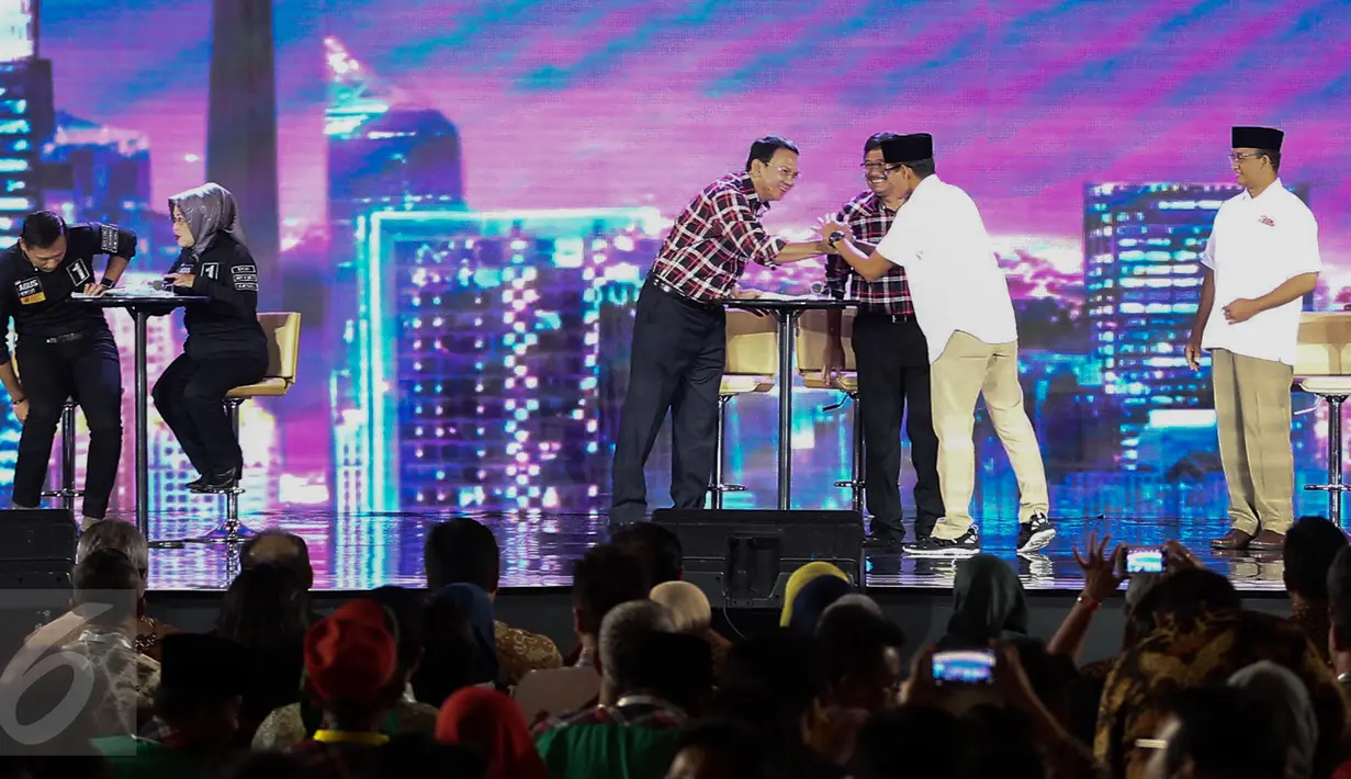 Para paslon bersiap mengikuti Debat Final Cagub-Cawagub DKI 2017 di Bidakara, Jakarta, Jumat (10/2). (Liputan6.com/Faizal Fanani)