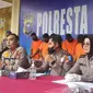 Kepala Polresta Pekanbaru Kombes Pria Budi SIK (dua dari kiri) dalam konferensi pers pengungkapan tindak pidana di Pekanbaru. (Liputan6.com/M Syukur)