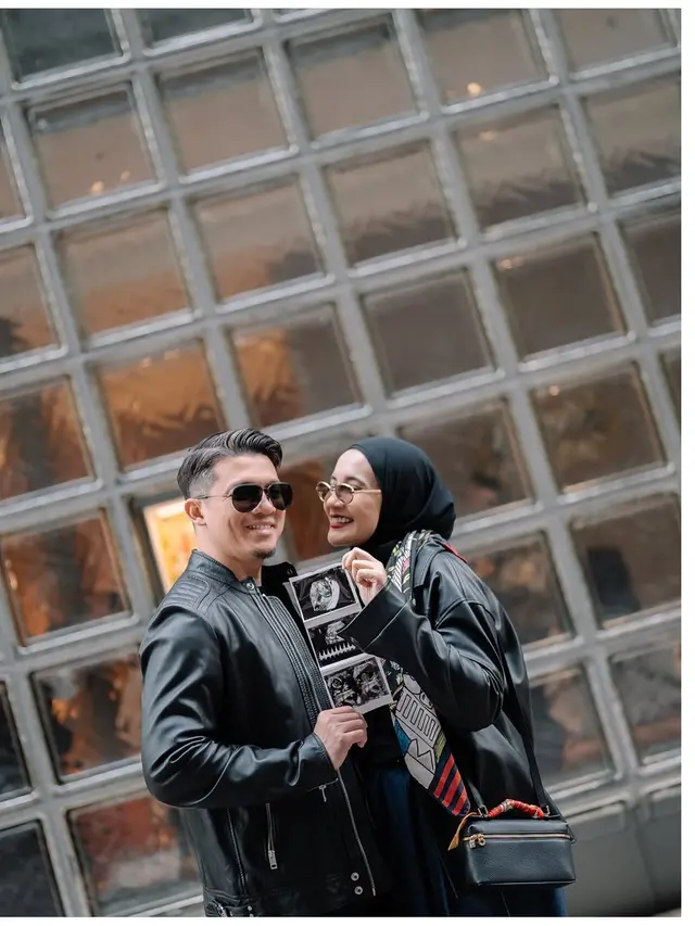 6 Gaya Zaskia Sungkar dan Irwansyah Umumkan Jenis Kelamin Anak, Tampil Edgy Kasual