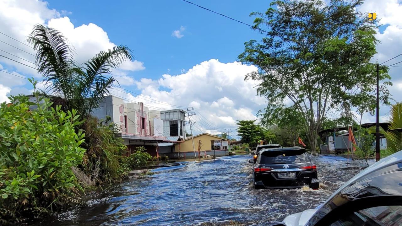 Menteri Pekerjaan Umum dan Perumahan Rakyat (PUPR) Basuki Hadimuljono meninjau bencana banjir yang melanda Sintang dan Melawi, Kalimantan Barat