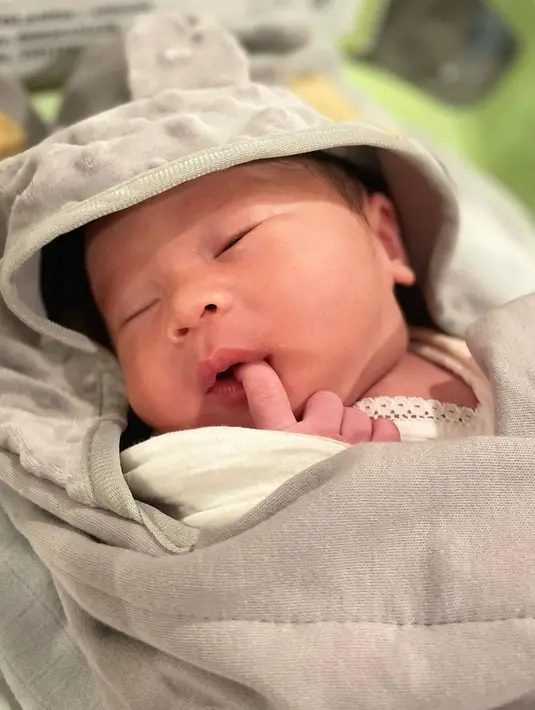 <p>"Terima kasih buat semua yg udah mendoakan keluarga kecil kami, alhamdulillah anak kedua kami lahir dalam keadaan sehat," tutup istri Jevin Julian ini. [Instagram/rinni_w]</p>