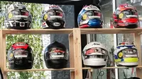 Ragam helm Arai untuk motor dan mobil. (Septian/Liputan6.com)