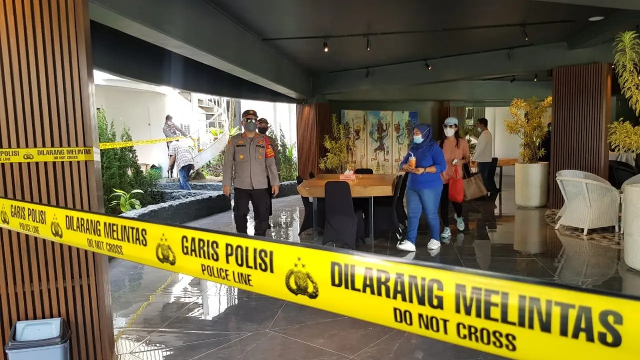 Polisi menutup lapangan golf di kawasan Sawangan.