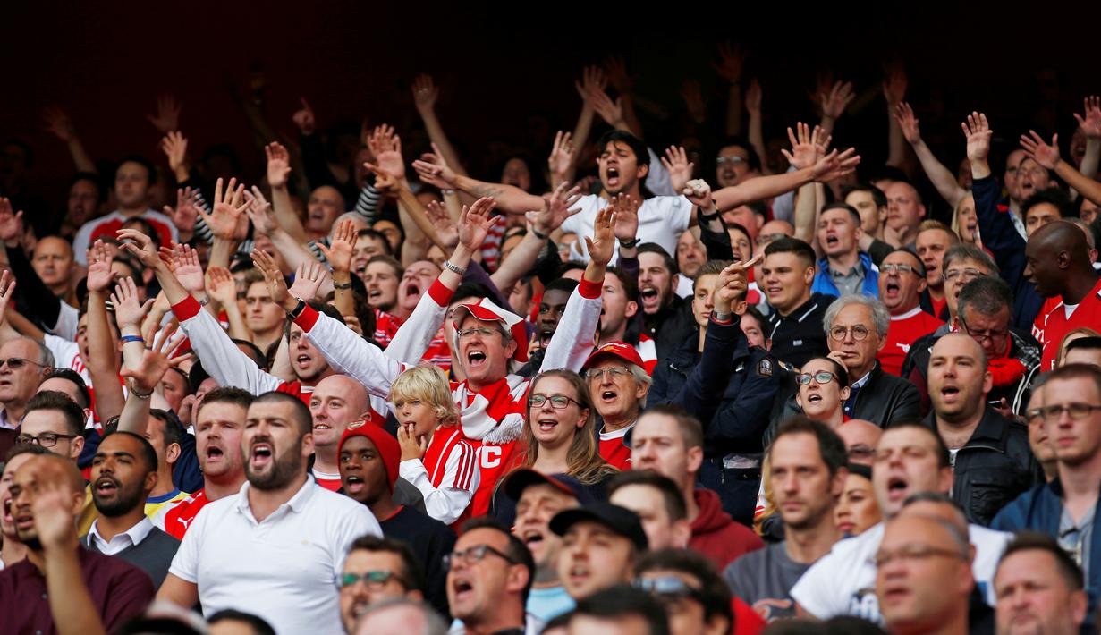 Fans Arsenal meberikan dukungan kepada timnya saat Laga lanjutan Liga Premier Inggris di Emirates Stadium. Minggu (04/10/2015). Arsenal menang 3-0. (Action Images via Reuters / Carl Recine)