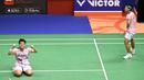 Selebrasi ganda putri Indonesia, Apriyani Rahayu (kiri) dan Siti Fadia Silva Ramadhanti setelah menyudahi perlawanan wakil Malaysia, Pearly Tan/Thinaah Muralitharan pada laga final ganda putri Hong Kong Open 2023 di Hong Kong Coliseum, Minggu (17/9/2023) siang WIB. Apriyani/Siti Fadia menang rubber game 14-21, 24-22 dan 21-9.(AFP/Peter Parks)