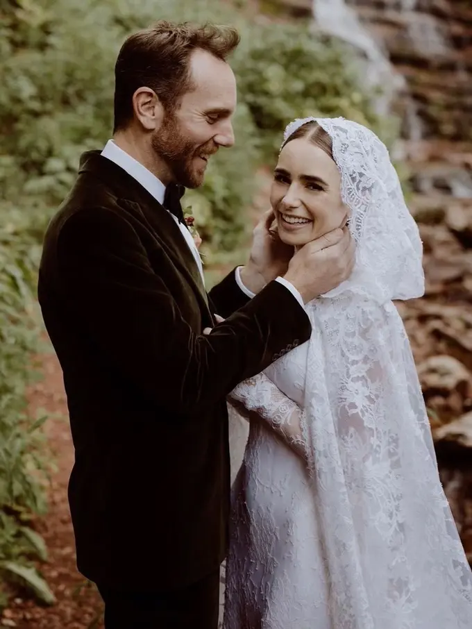 Gaun pengantin Lily Collins yang dirancang Ralph Lauren