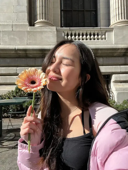 Ia memadukan minidress dengan halter inner dan black stocking [instagram/bebytsabina]