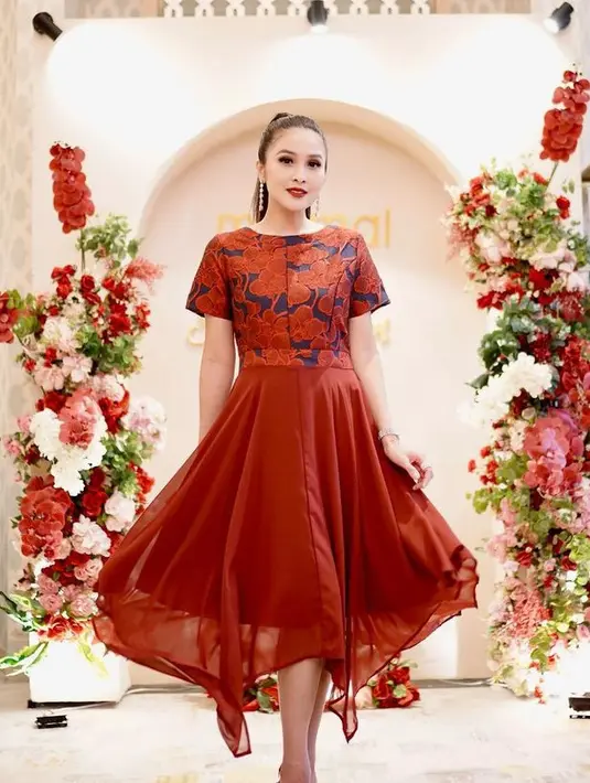 Gaya Elegan Sandra Dewi bisa jadi inspirasi, ia mengenakan dress merah yang memiliki aksen bordiran di bagian atas dan rok model asimetris. [@sandradewi88]