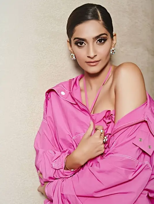 Karena kabar pernikahannya semakin liar, Sonam Kapoor pun akhirnya angkat bicara soal pernikahannya. Ia mengaku jika akan menggelar pernikahan pada 7 Mei 2018. (Foto: instagram.com/sonamkapoor)