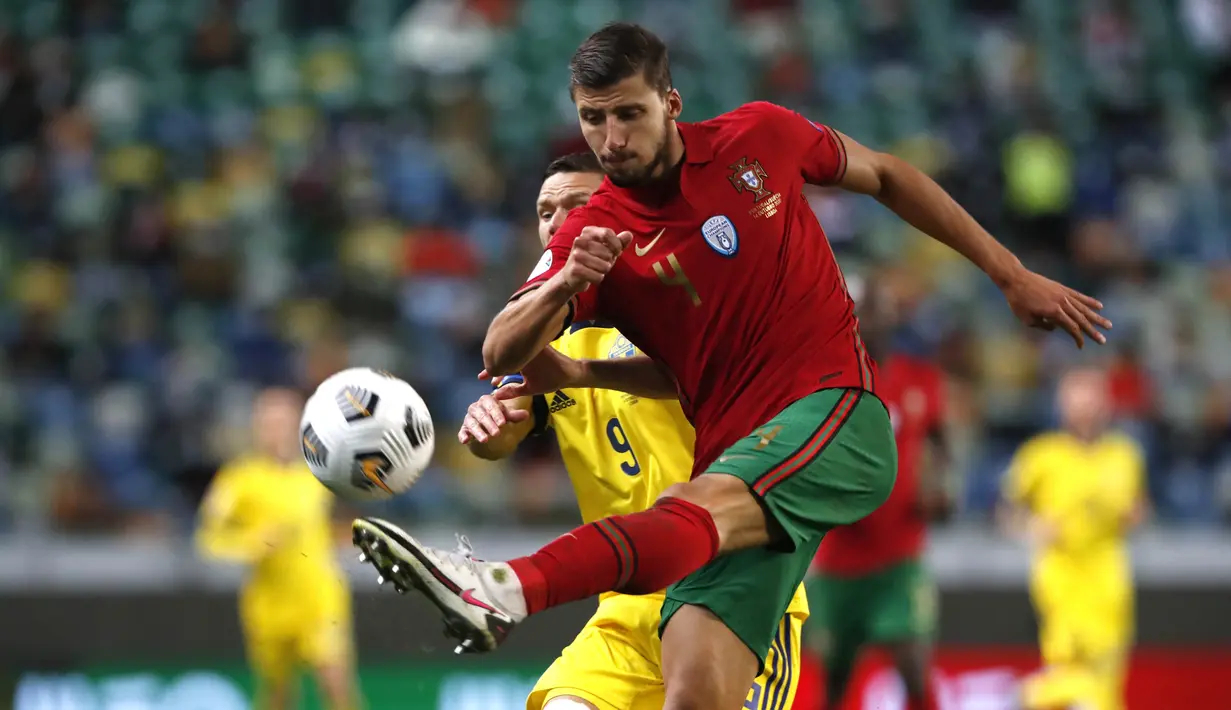 Pemain Portugal, Ruben Dias, berebut bola dengan pemain Swedia, Marcus Berg, pada laga UEFA Nations League di Stadion Jose Alvalade, Kamis (15/10/2020). Portugal menang dengan skor 3-0. (AP Photo/Armando Franca)