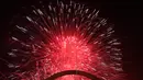 Kembang api menghiasi langit malam di atas Gateway Arch dan Old Courthouse sebagai bagian dari perayaan Hari Kemerdekaan Amerika Serikat di St. Louis, Kamis (4/7/2019). Jutaan warga AS di seluruh dunia biasanya menggelar pesta besar untuk merayakan tanggal ini. (AP Photo/Jeff Roberson)