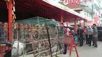 Pedagang burung pipit di depan klenteng Xian Ma Makassar (Liputan6.com/ Eka Hakim)