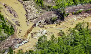 Pemerintah Kabupaten Bener Meriah telah mengumumkan status darurat bencana untuk memobilisasi bantuan dan upaya pemulihan. Tampak dalam foto, sebuah jembatan yang rusak akibat banjir bandang terlihat di Kabupaten Bener Meriah, Provinsi Aceh, pada Kamis 4 Desember 2025. (CHAIDEER MAHYUDDIN/AFP)