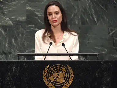 Aktris yang juga Utusan Khusus UNHCR Angelina Jolie berpidato pada  pertemuan tingkat Menteri Pemeliharaan Perdamaian PBB di Gedung PBB, New York, (29/3). Angelina Jolie mengatakan bahwa hubungan kekuasaan yang tidak sama membuat perempuan di dunia dalam posisi subordinat. (Timoti A. Clary / AFP)