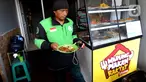Pengemudi ojek online menikmati makanan di Warung Makan Rakyat di Jalan Sulawesi, Perumnas Depok Utara, Kecamatan Beji, Kota Depok, Kamis (27/8/2020). Selain mendistribusikan nasi kotak, warung ini juga menyediakan makan gratis dengan sumber dana berasal dari para donatur. (merdeka.com/Arie Basuki)