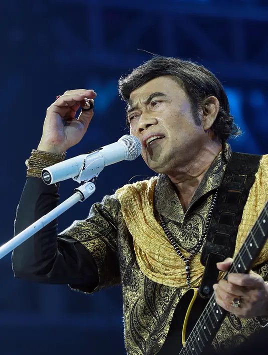 Di acara ulang tahun MNCTV yang ke-24 ini Rhoma Irama untuk pertama kalinya membawakan lagu orang lain. Ia pertama membawakan lagu berjudul ‘Senyum Membawa Luka’ karya Fazal Dath yang sempat dipopulerkan oleh mendiang Meggy Z. (Deki Prayoga/Bintang.com)