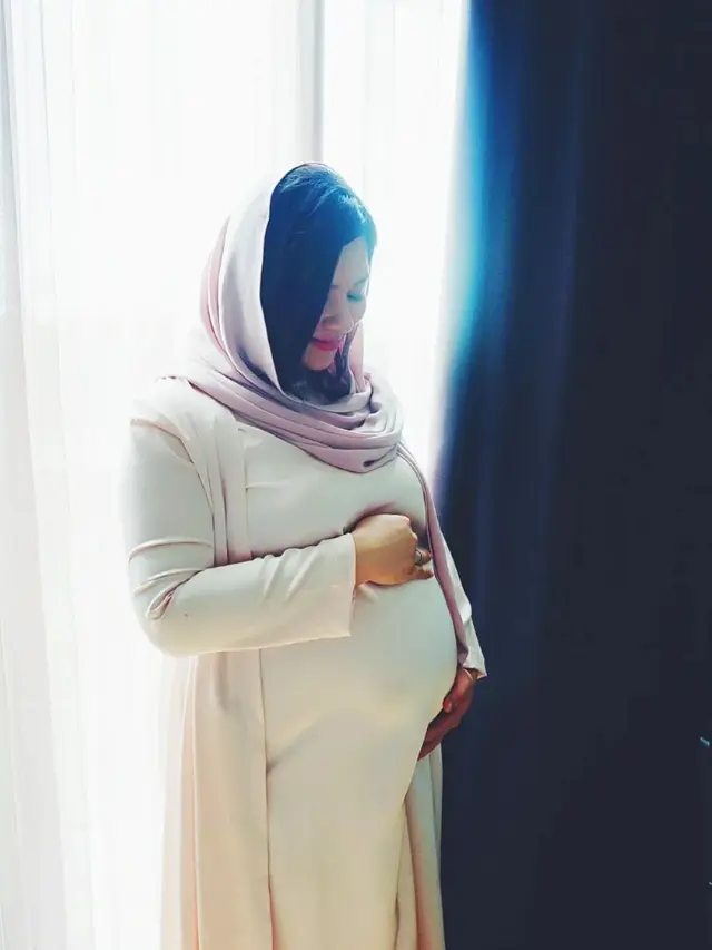 6 Potret Tasyakuran 7 Bulan Kehamilan Eriska Rein, Baby Bump Curi Perhatian
